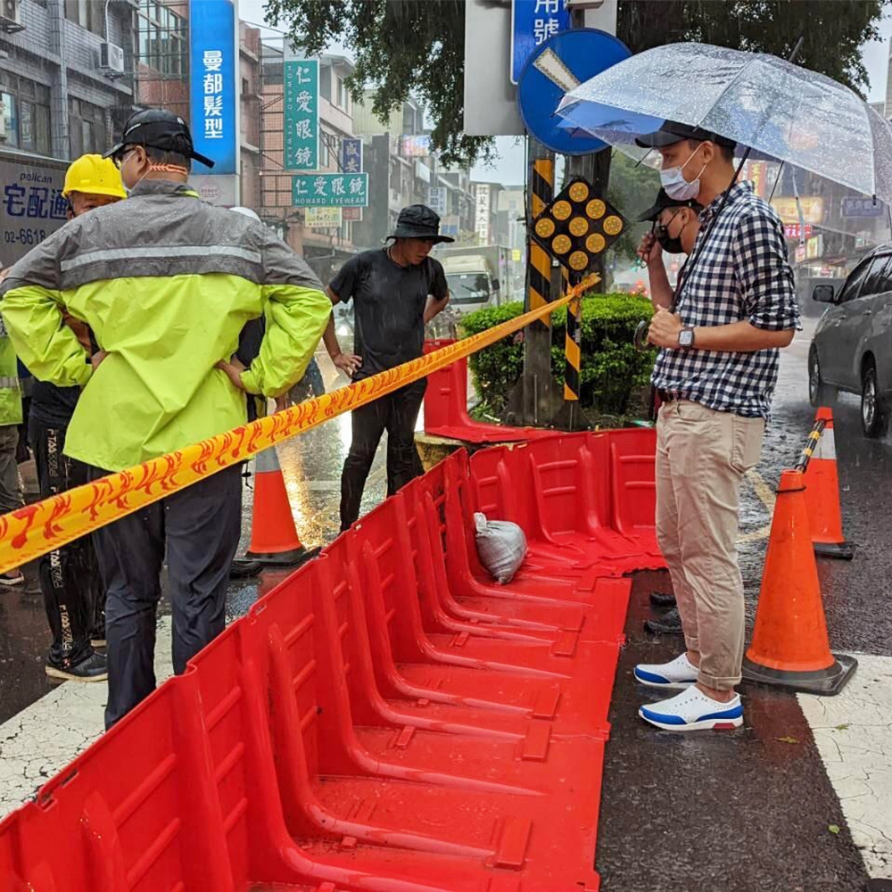中豐路山頂段226及229號前十字路口 導流擋水板預佈