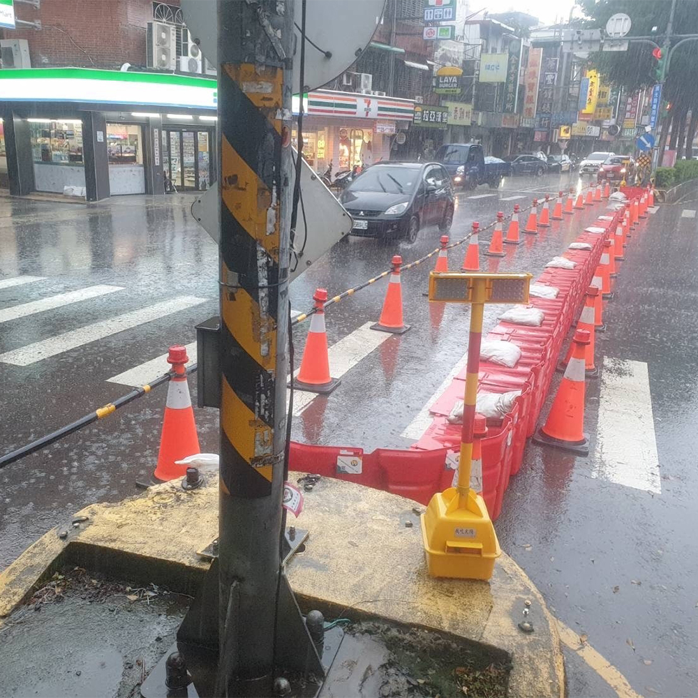 中豐路山頂段226及229號前十字路口 導流擋水板預佈