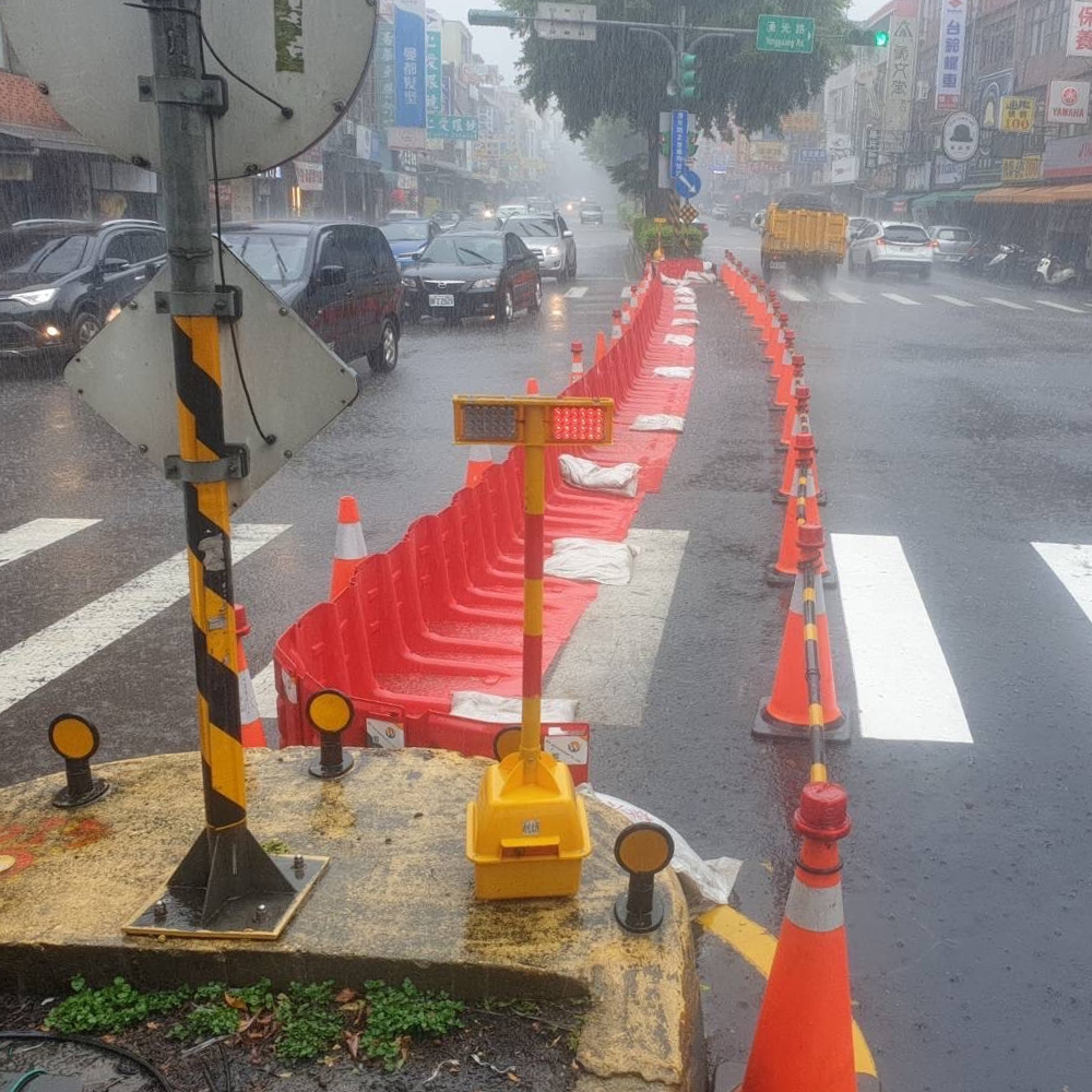 中豐路山頂段226及229號前十字路口 導流擋水板預佈