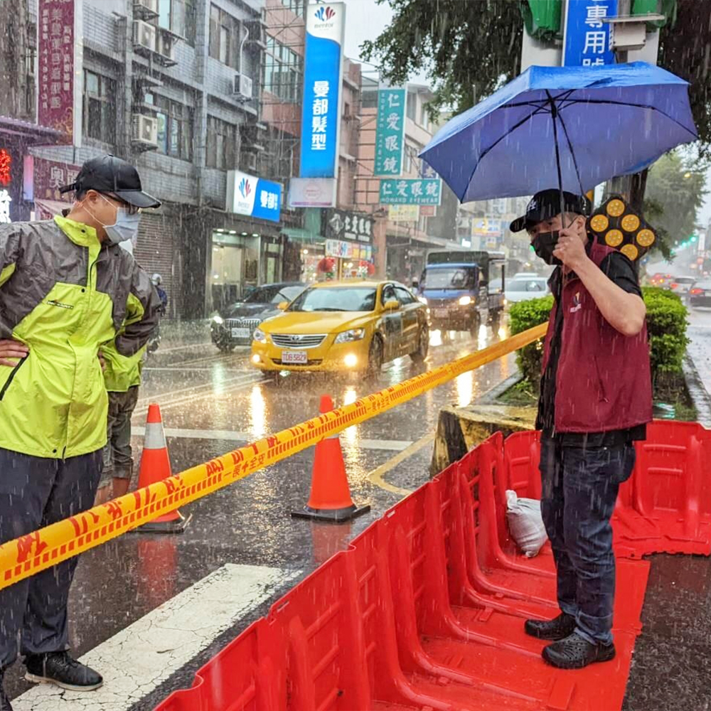 中豐路山頂段226及229號前十字路口 導流擋水板預佈